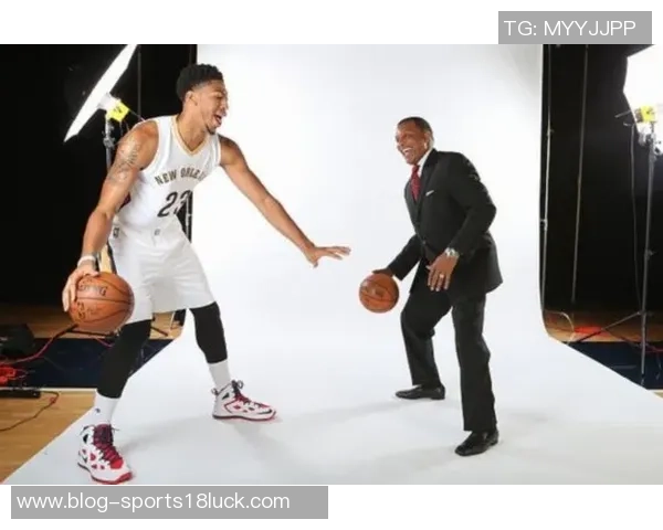 火箭客战鹈鹕登机照曝光KD羽绒服气质出众电风扇随队征战